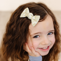 Pear Daisy Jacquard Knit Bow Clip